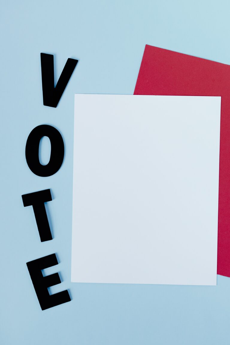 enveloppe avec un bulletin de vote et le mot "vote"
